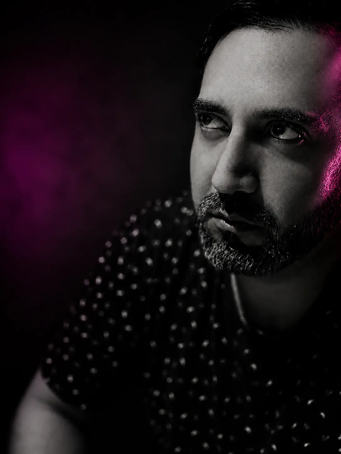 Retrato editorial de LICIOUS bajo iluminación magenta
