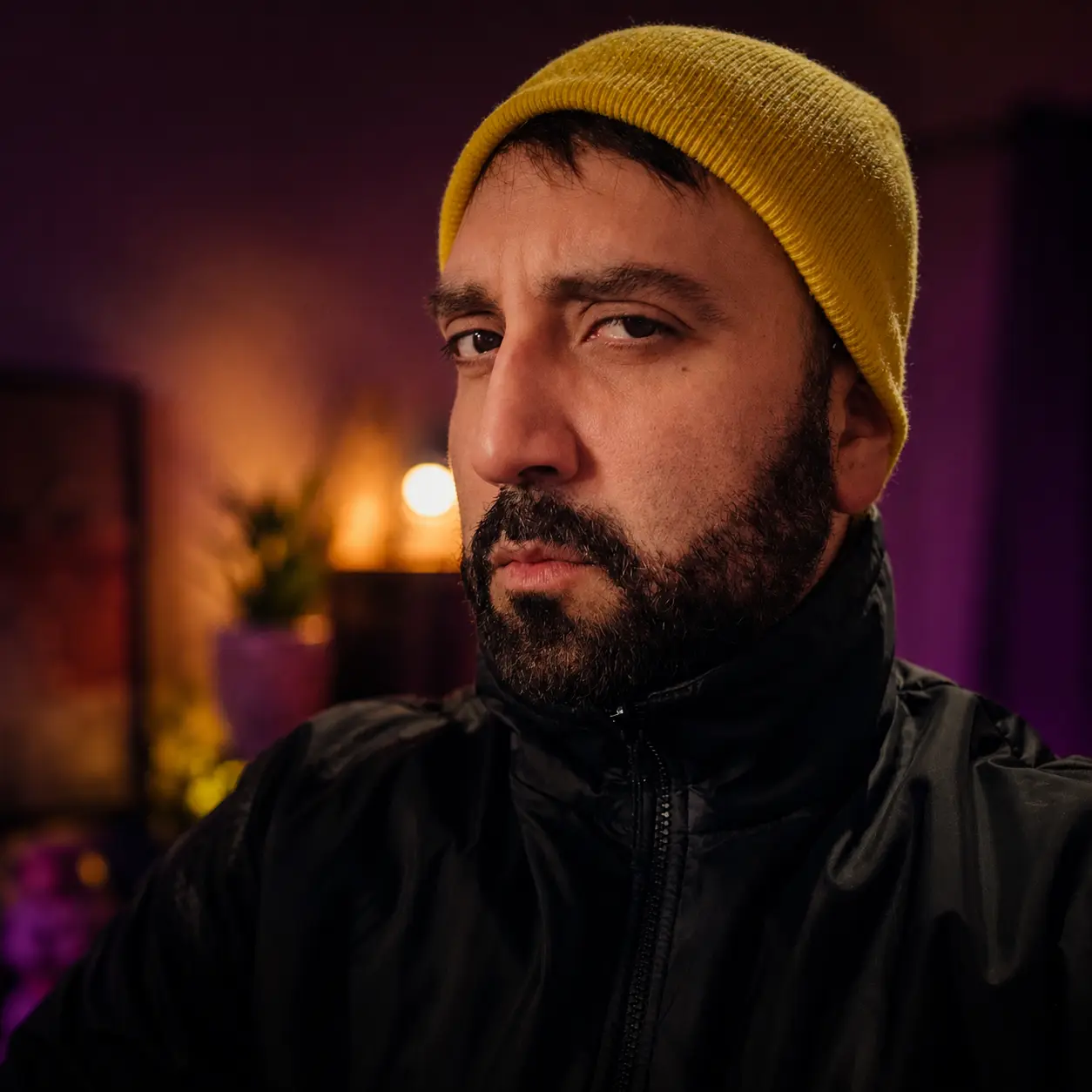 LICIOUS con gorro amarillo, retrato editorial