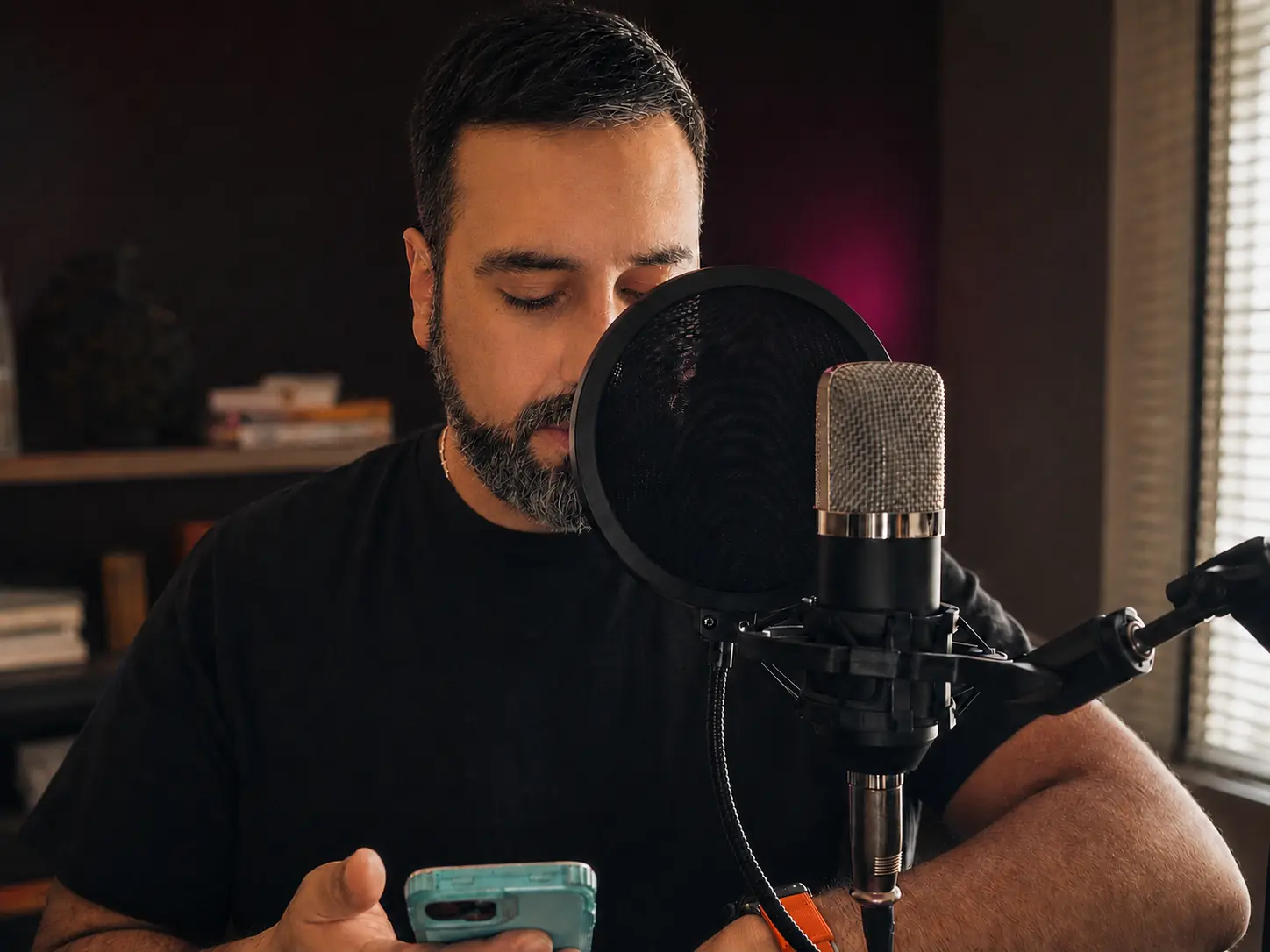 LICIOUS grabando voz frente al micrófono en el estudio